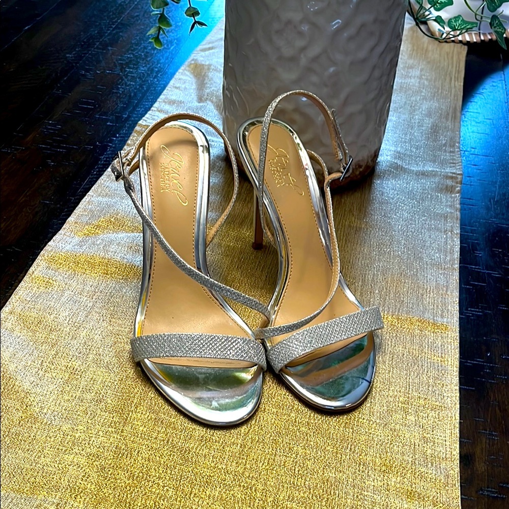Badgley Mischka Elegant Silver Strappy Heels
Size 8